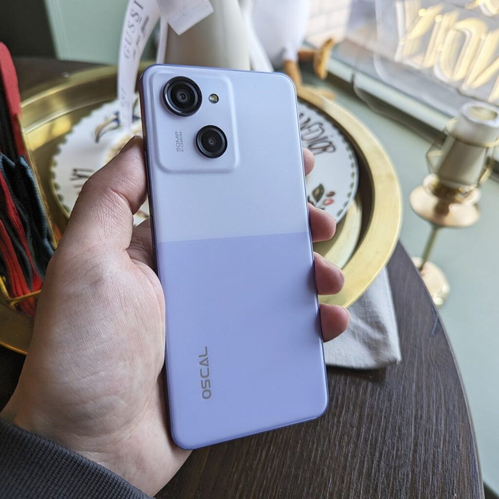 OSCAL Modern 8 в руке задняя панель