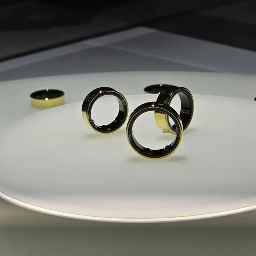 Вы легко найдете свое Galaxy Ring под диваном